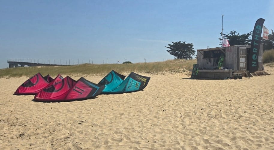 Kitesurf action rider sur l'eau à Rivedoux-Plage