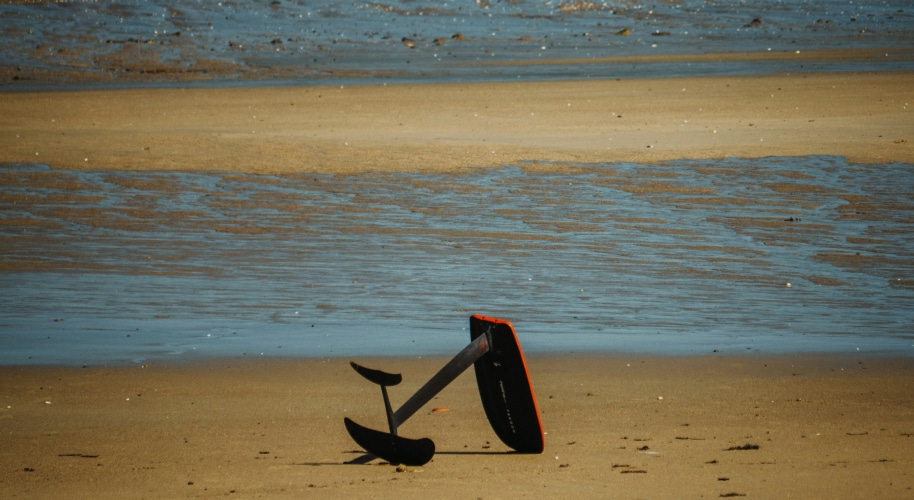E-foil en vol au-dessus de l'eau Rivedoux