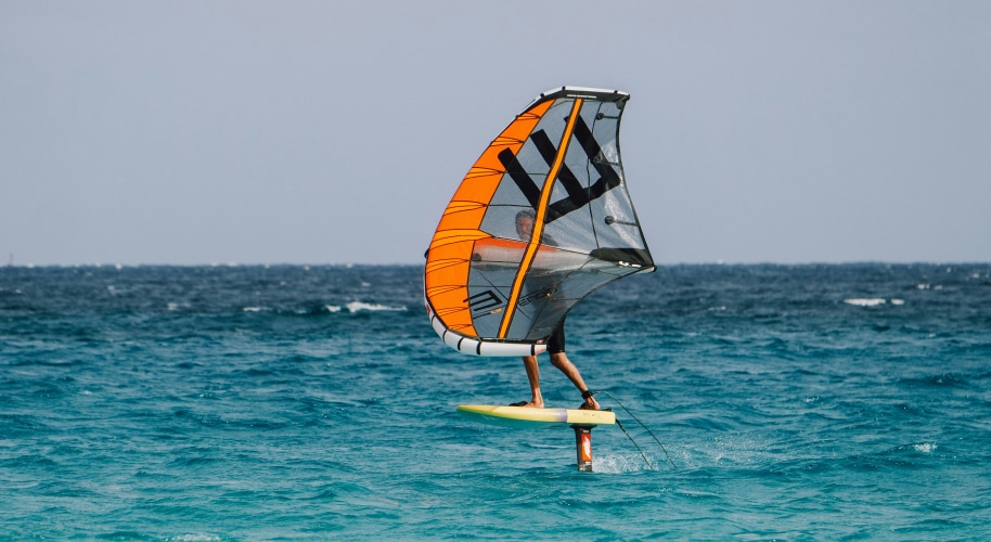 Élève wingfoil en vol sur le foil Île de Ré